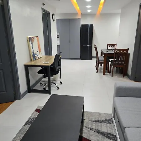 Bgc Center Decent 74Sqm, 2Br, 2Baths, 4Beds With Maid Quarter Apartment
